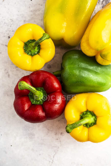 Studio shot of red, green and yellow bell peppers — Stock Photo