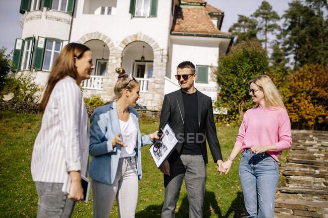 Female entrepreneurs discussing with man and woman at garden — Stock Photo