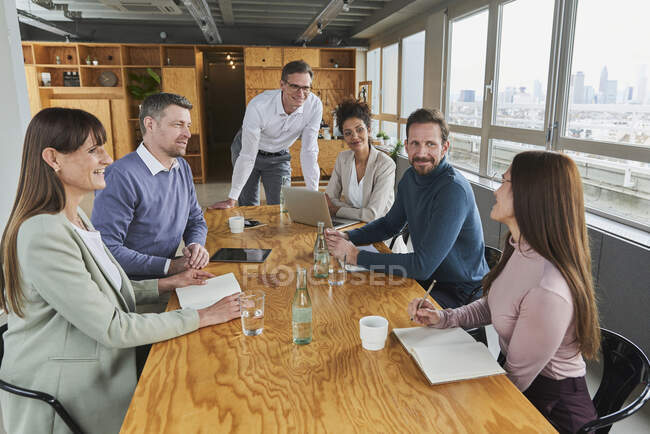 Colleghi che ascoltano la donna d'affari in riunione nella sala del consiglio — Foto stock