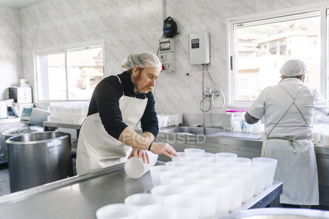 Casal de chef maduro trabalhando na fábrica de laticínios — Fotografia de Stock