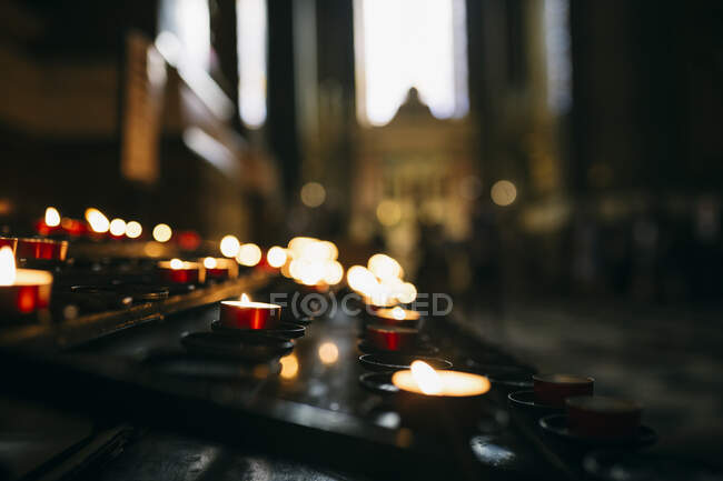 Candele accese nella chiesa oscura — Foto stock