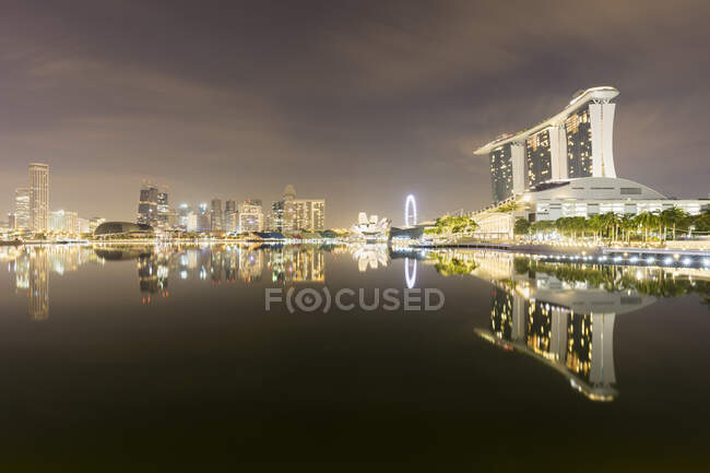 Singapore, Lunga esposizione della baia di Marina di notte con Marina Bay Sands resort sullo sfondo — Foto stock
