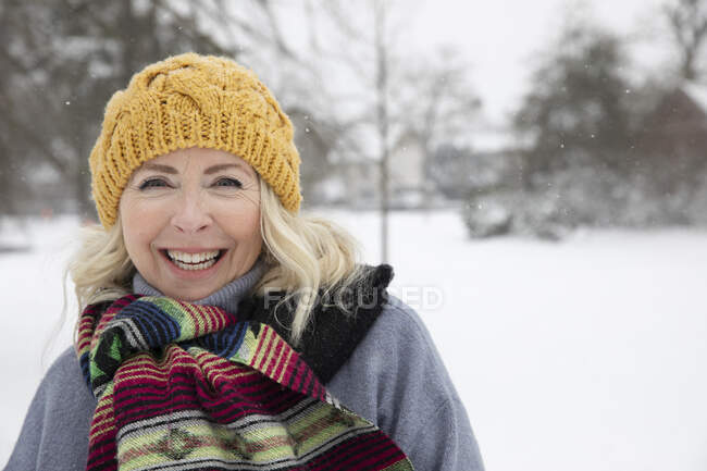 Sorridente donna anziana che indossa cappello a maglia al parco — Foto stock