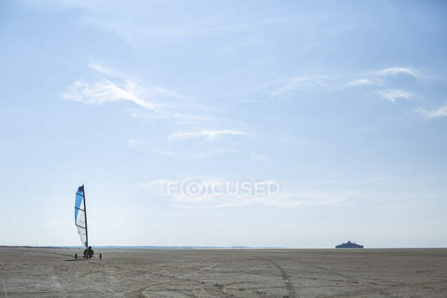 Danemark, Romo, Terre yacht sur la plage côtière avec ferry en arrière-plan lointain — Photo de stock