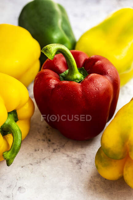 Studio shot of red, green and yellow bell peppers — Stock Photo