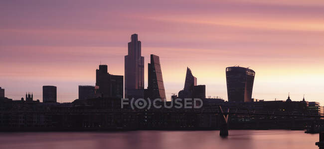 Reino Unido, Inglaterra, Londres, Vista panorámica del río Támesis y el horizonte de la ciudad al amanecer - foto de stock