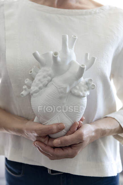 Женщина с белой моделью сердца — стоковое фото