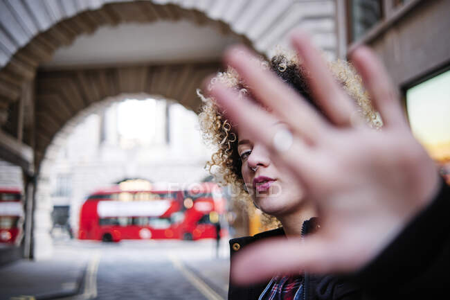 Молодая женщина показывает стоп-жест в городе — стоковое фото