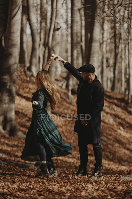 Coppia che balla nella foresta durante l'autunno — Foto stock