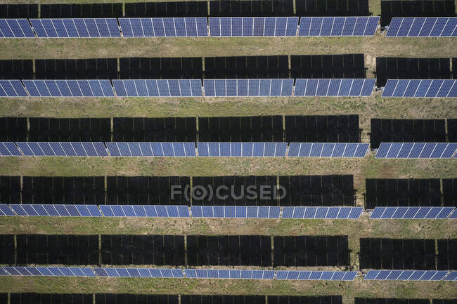 Campo solar desde arriba, Virginia, EE.UU. - foto de stock