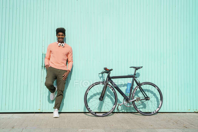 Homme souriant debout à vélo pendant la journée ensoleillée — Photo de stock