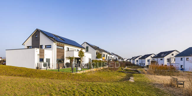 Alemania, Baden-Wurttemberg, Waiblingen, Panorama de casas modernas de suburbios energéticamente eficientes - foto de stock