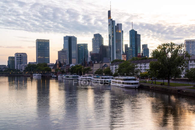 Germania, Assia, Francoforte, Bank of river Main e Mainhattan skyline al tramonto — Foto stock