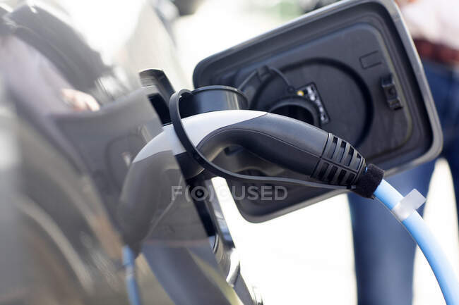 Kraftstoffpumpe im offenen Autotank — Stockfoto