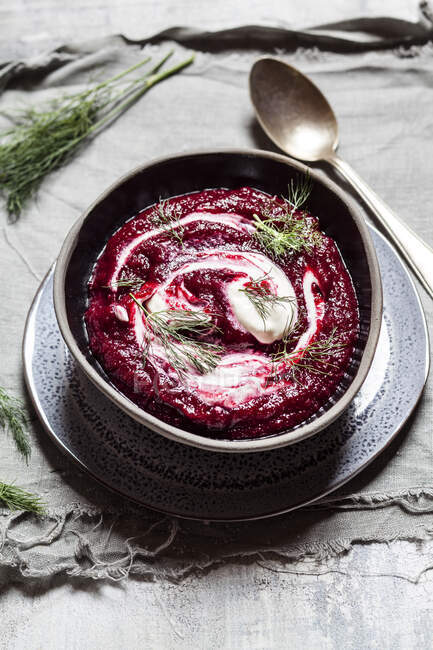 Bowl of traditional borscht with sour cream and dill — Stock Photo