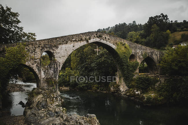 Ponte do arco medieval sobre o rio Sella, Cangas de Onis, Espanha — Fotografia de Stock