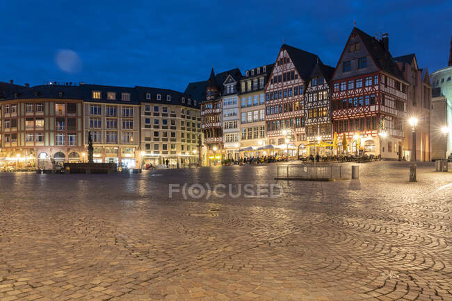 Alemanha, Hesse, Frankfurt, Praça Romerberg iluminada à noite com moradias de meia-madeira no fundo — Fotografia de Stock