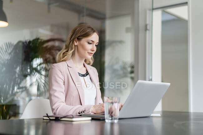 Professionelle Frauen arbeiten am Laptop am Schreibtisch — Stockfoto