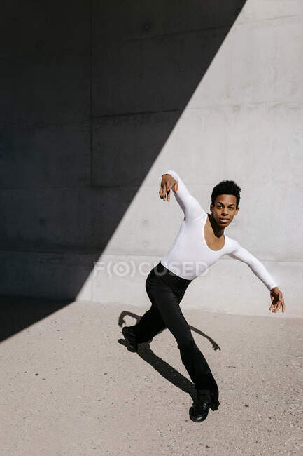 Homme flexible dansant contre le mur — Photo de stock