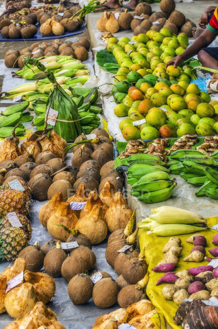 Papouasie-Nouvelle-Guinée, province de Milne Bay, Alotau, fruits tropicaux vendus sur le marché — Photo de stock
