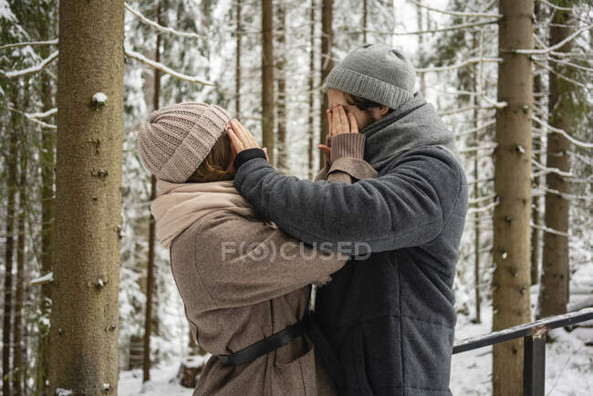 Giovane coppia che si copre gli occhi mentre in piedi nella foresta — Foto stock