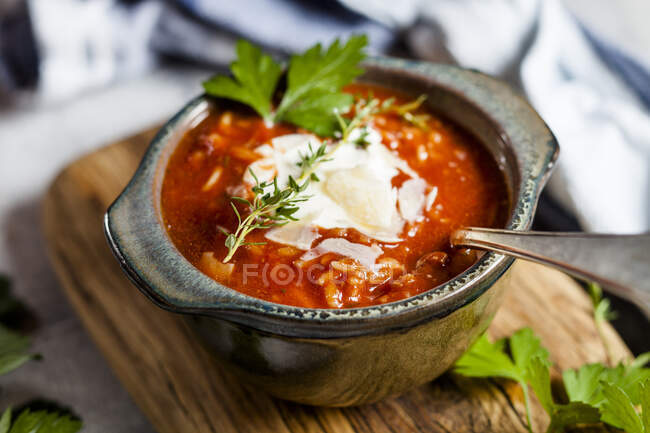 Bol de soupe de tomates prête-à-manger avec crème sure et persil — Photo de stock