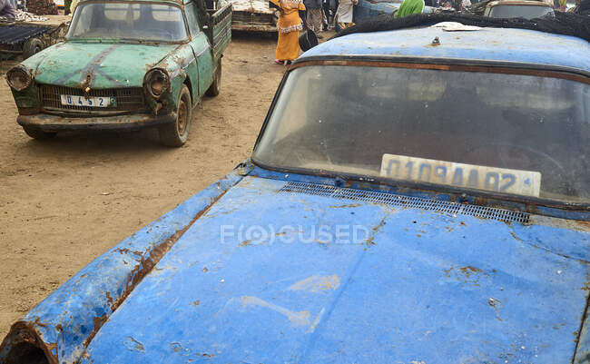 Viejos coches antiguos oxidados - foto de stock