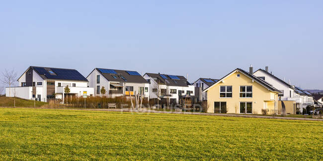 Allemagne, Baden-Wurttemberg, Waiblingen, Panorama des maisons modernes de banlieue économes en énergie — Photo de stock