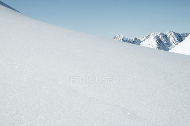 Гора Кройцйох покрыта снегом в Namloser Wetterspitze против неба, Лехтальные Альпы, Тироль, Австрия — стоковое фото