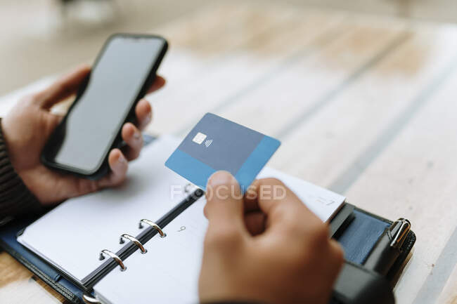 Man using credit card to pay bills — Stock Photo