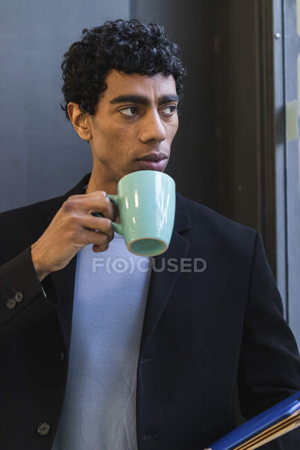 Entrepreneur réfléchi boire du café dans le bureau — Photo de stock