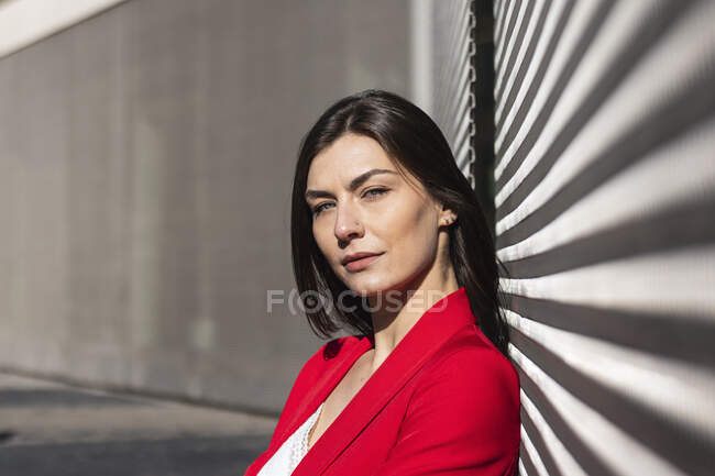 Female entrepreneur leaning on wall — Stock Photo