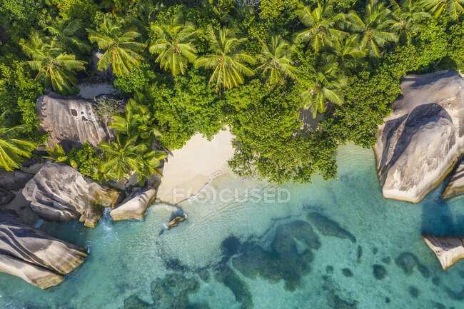 Drone vista di Anse Fonte DArgent spiaggia in estate — Foto stock