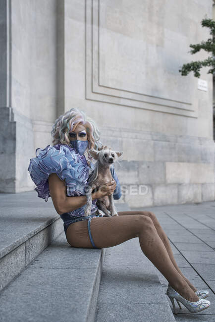 Trascina la regina con il cane crestato cinese seduto sui gradini — Foto stock