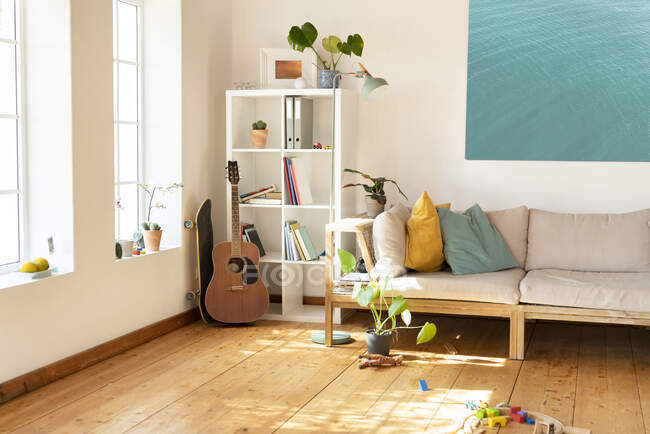 Luce del sole che cade in soggiorno moderno a casa — Foto stock