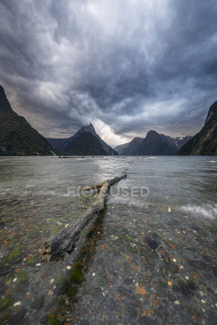 Nuova Zelanda, Fiordland, Nubi di tempesta sulla costa panoramica del Milford Sound — Foto stock