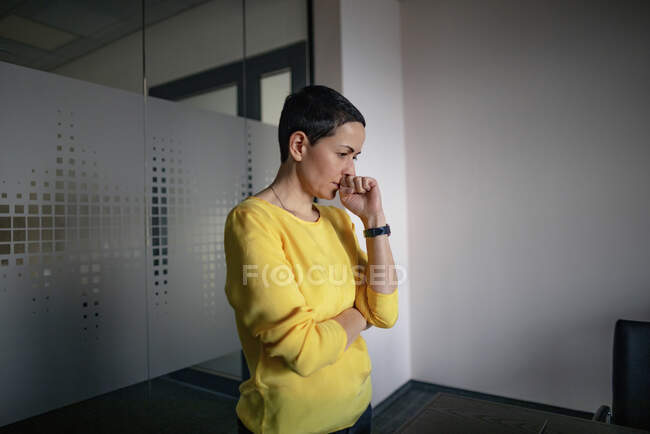 Geschäftsfrau denkt im Amt nach — Stockfoto