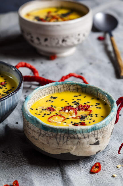 Zuppa di zucca cremosa vegana con peperoncini — Foto stock