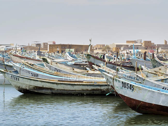 Vecchie barche ormeggiate nel porto della città — Foto stock