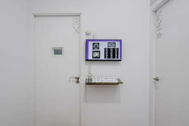 Puertas cerradas por pantalla plana en clínica médica - foto de stock