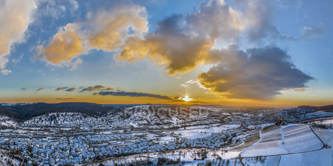 Alemanha, Baden Wurttemberg, Remstal, Vista aérea da paisagem montanhosa no inverno ao nascer do sol — Fotografia de Stock