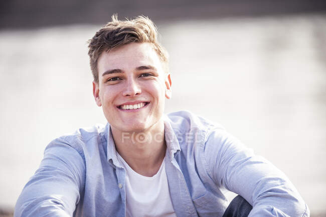 Cheerful man smiling outdoors on sunny day — Stock Photo