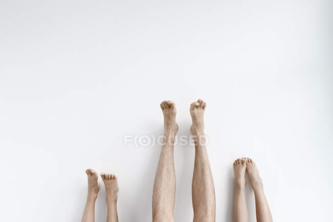 Piernas de padre, hija e hijo - foto de stock