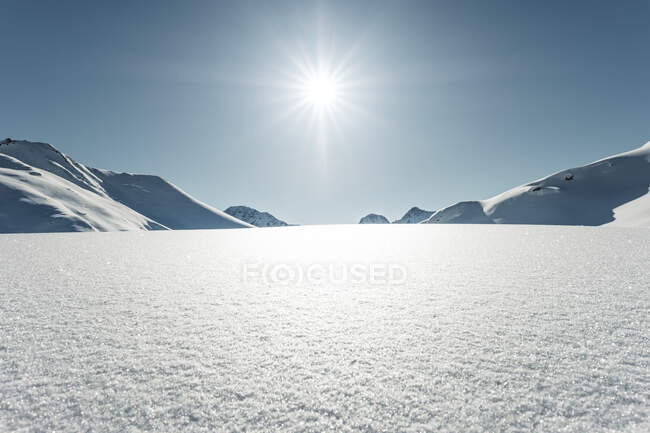 Montañas cubiertas de nieve durante el día soleado, Lechtal Alps, Tirol, Austria - foto de stock