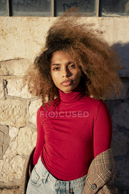 Afro mulher confiante de pé contra a construção — Fotografia de Stock