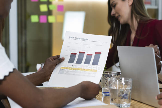 Empresa titular del documento de datos en la reunión - foto de stock