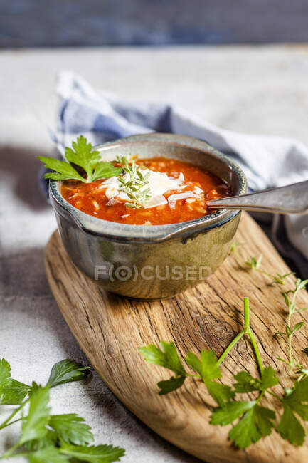 Bowl of ready-to-eat tomato soup with sour cream and parsley — Stock Photo