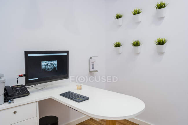 X-ray image on computer at desk in empty medical clinic — Stock Photo