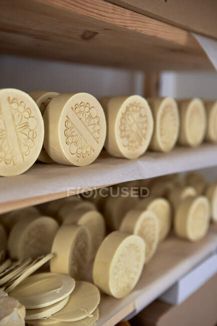 Arrangement of handmade soaps in shelf at workshop — Stock Photo