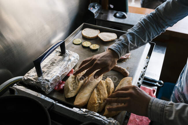 Chef grilling bread on griddle at restaurant — Stock Photo